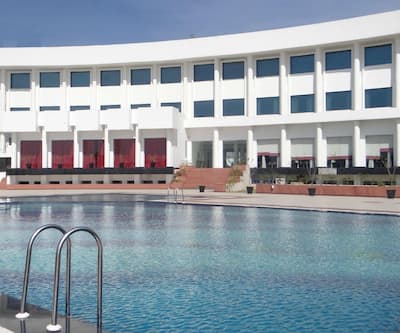 https://imgcld.yatra.com/ytimages/image/upload/t_hotel_yatra_city_desktop/v1436558946/Domestic Hotels/Hotels_Ambala/Hotel MM Continental/pool.jpg